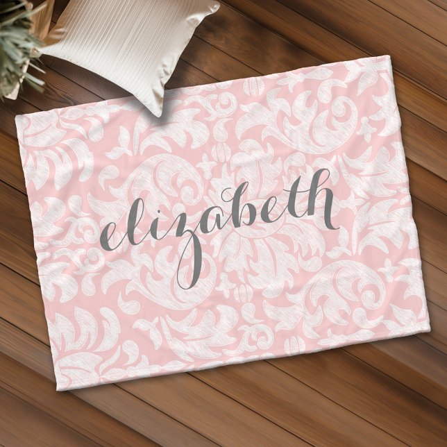Pastel Coral och Grått Damask Script Namn Fleecefilt (Custom Fleece Blanket - Add Name)