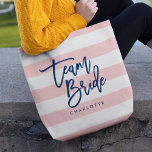 Pastel Coral Rosa & White Rand Blue Team Bride Tygkasse<br><div class="desc">Hela-over-Print-toteväska med ord "Team Bride" i blått trendig-skript mot en pastellkorall rosa och vit rand mönster bakgrund. Perfekt till bröllop för brudgummar, maid of honor och blomsterflicka. Om du vill ha mer färg och matchande objekt kan du gå till https://www.zazzle.com/collections/119250194970828530?rf=238364477188679314 Anpassa den genom att ersätta platshållartexten. Om du vill ha...</div>