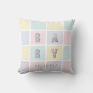 Pastel färg blockmonogram kudde