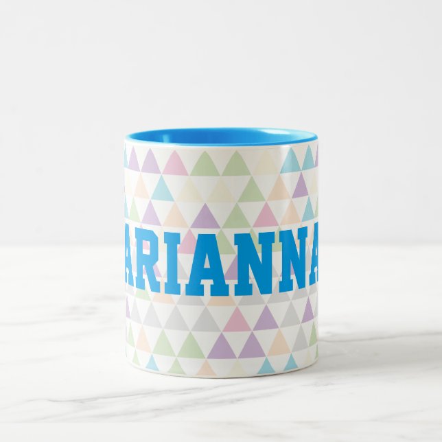 Pastel Färg Triangles med Blue Custom Name Två-Tonad Mugg (Center)