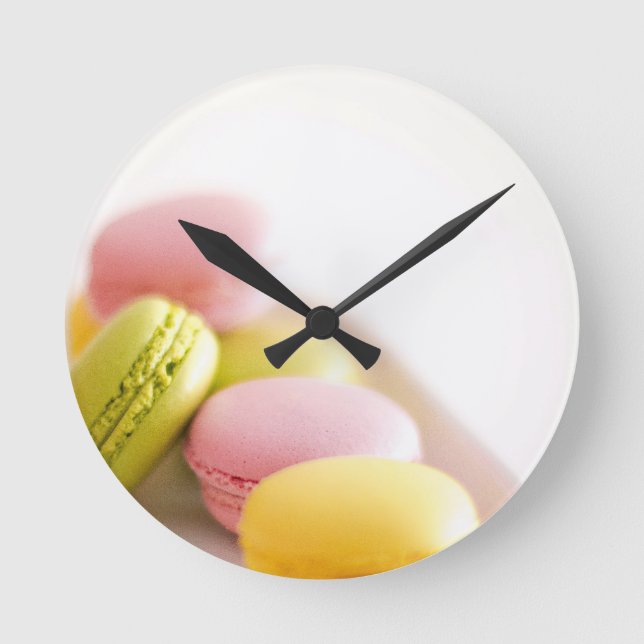 Pastel French Macaron Cookies Rund Klocka (Framsida)