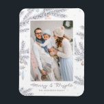 Pastel Frosted Gräs Nål Merry & Bright Photo Magnet<br><div class="desc">Må dina helgdagar vara ärliga och klara! Skicka helgdag önskemål och hälsning till familj och vänner med anpassadets fotomagnet. Den har pastellfrostat gräs nål,  prydnadsföremål och snöflingor. Anpassa genom att lägga till namn och foto. Den här pastellmagneten är perfekt för alla helgdag. Matchande objekt är tillgängliga.</div>