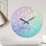 Pastel Glitter Bokeh BackgroundGlam Elegant Glitte Rund Klocka<br><div class="desc">Anpassa enkelt den här eleganten färglös bokeh glitter mönster med ditt eget namn och/eller monogram.</div>
