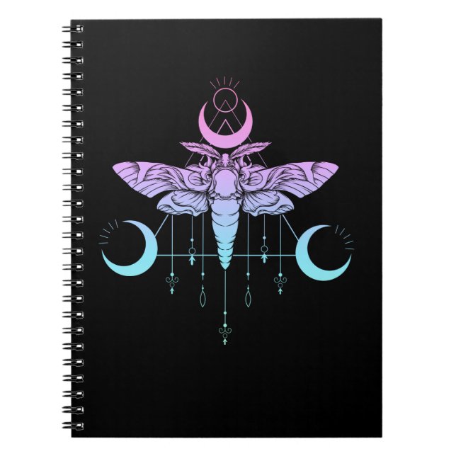 Pastel Goth Måne Kawaii Aesthetic Moth Anteckningsbok (Framsidan)