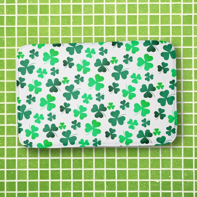Pastel Grönt Shamrock Klöver Löv på vit Elegant Badrumsmatta (Skapare uppladdad)