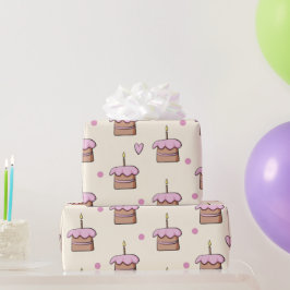 Pastel gult och rosa tårta och hjärtfödelsedag presentpapper