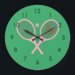 Pastel Heart Tennis Player Racquets Boll Girl Stor Klocka<br><div class="desc">Klassisk och elegant, rosa tennisracketar med hjärta för henne | Summer Tennis Court. Gift för tennisspelare, rosa racquet tennis match på vit bakgrund. Personlig Gift för tennisspelare. Trendigets tennisspelare, hemdekanter. Trendigets moderna tennisspelarpresenter. Modern gåva till din coola- eller skoltennislag! Flickor, kvinnor, födelsedagsfester i tennis-spelarpresenter som figurerar pappert. Tennis-spelare, kvinnor i...</div>