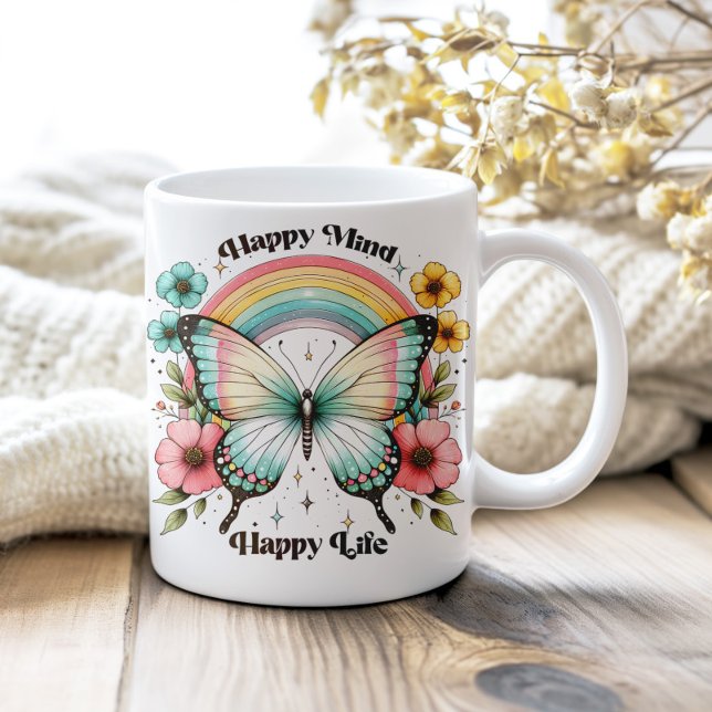 Pastel Hippie "Lycklig Mind Lycklig Life" Kaffemugg (Pastel Hippie "Happy Mind Happy Life" Coffee Mug on a neutral cozy wooden table.)