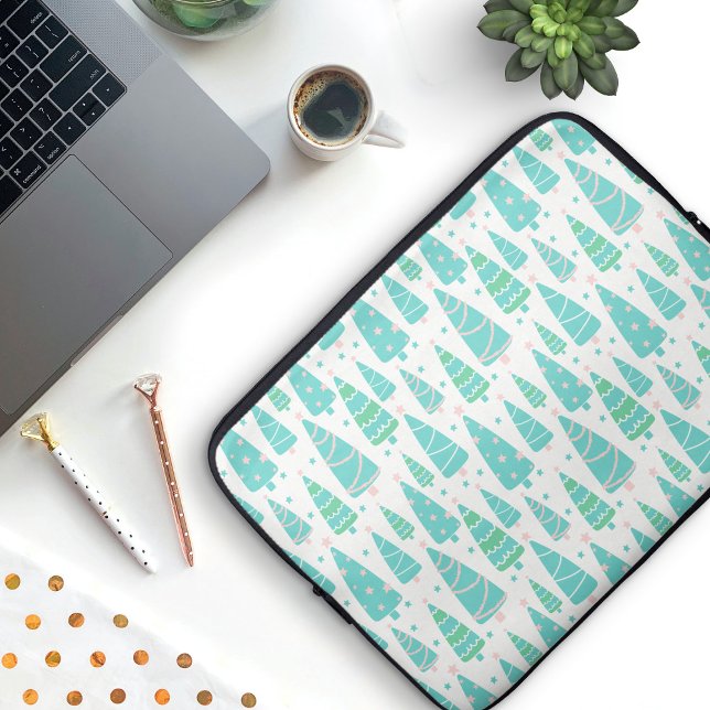 Pastel Julgran Forest Laptop Fodral (Laptop Sleeve decorated in a Pastel Christmas Tree Pattern)