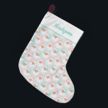 Pastel Jultomten Ansikte Vintage jul jul Stor Julstrumpa<br><div class="desc">I vintage i stil finns det på nytt illustrationer av Jultomten ansikte som är klädd i söt mynta grönt och pastel rosa Santa hats som är klädda mot en mönstrad grått-bakgrund. Det finns en punkt längst upp för att lägga till en namn i samordningen av gröntens skript eller kursiv skrivning....</div>