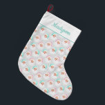 Pastel Jultomten Ansikte Vintage jul jul Stor Julstrumpa<br><div class="desc">I vintage i stil finns det på nytt illustrationer av Jultomten ansikte som är klädd i söt mynta grönt och pastel rosa Santa hats som är klädda mot en mönstrad grått-bakgrund. Det finns en punkt längst upp för att lägga till en namn i samordningen av gröntens skript eller kursiv skrivning....</div>