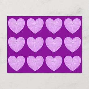 Pastel lavender-hjärtan på djup lila vykort
