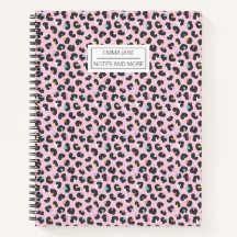 Pastel med svartleopard på ljusa rosa