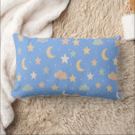 Pastel Night Himmel Dreams Lumbarkudde<br><div class="desc">Mjuk pastel måne,  stjärnor och moln flyter i en fredlig natt i himmel. En lugnande,  drömmande design som är perfekten för bära vid sängdags och mysiga barnögonblick under stjärnorna.</div>