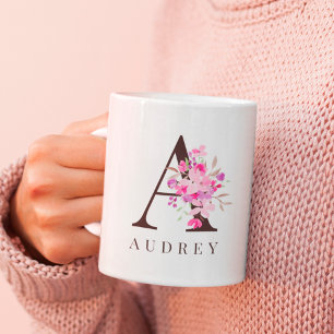 Pastel rosa blommigt svartfet skript, monogram nam kaffemugg