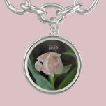 Pastel Rosa Finare Tulip Blommigt Silverpläterat Halsband<br><div class="desc">Denna enda rosa av pastelltulpaner i finare som är inramad och inslagen i grönt lövs är ett vackert halsband av blommigt. Mot en bakgrund av mörken kan hennes namn anpassas för en verkligt vacker och elegant gåva till genom att vara skattad. Bilden är originalfotografi av JLW_PHOTOGRAPHY.</div>