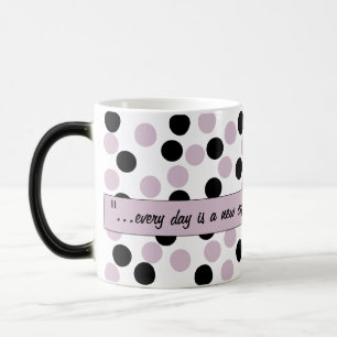 Pastel Rosa och svart Polka dots Beverage mugg