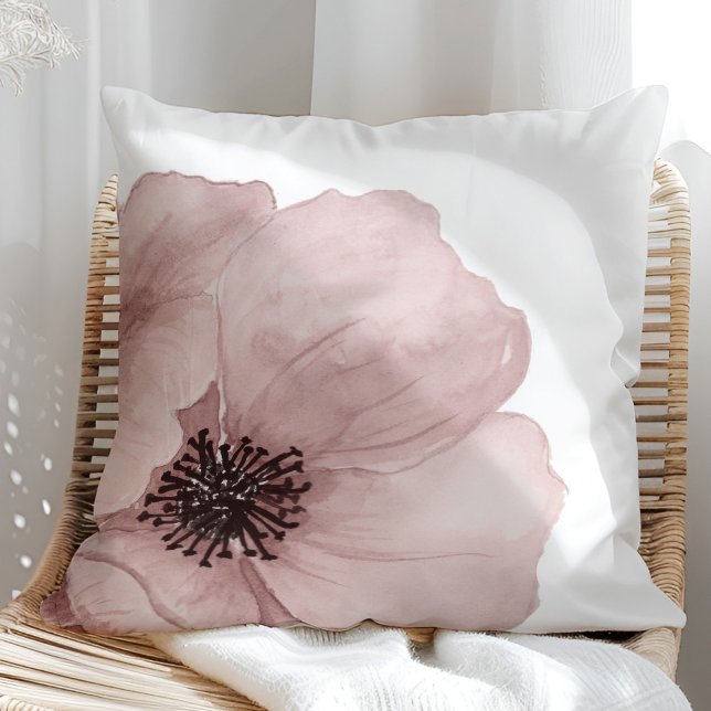 Pastel Rosa Poppy för vattenfärg Kudde (Watercolor Pastel Pink Poppy Throw Pillow in a sunny rattan armchair.)