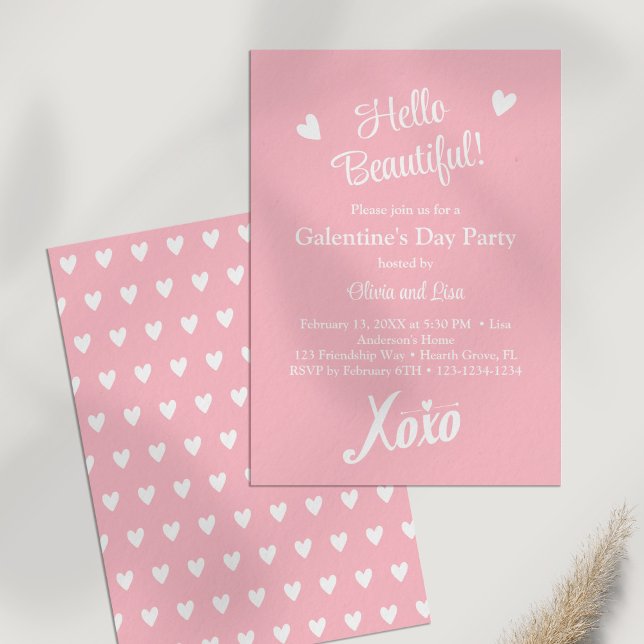 Pastel Rosa XOXO Galentine's Day Party Inbjudningar (Pastel Pink XOXO Galentine's Day Party Invitation on a white table.)