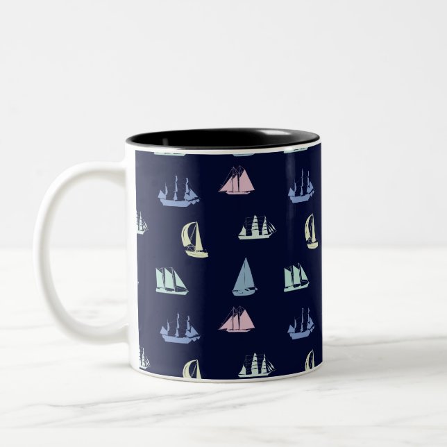 Pastel Sailboat Mönster på Midnight Blue Två-Tonad Mugg (Vänster)