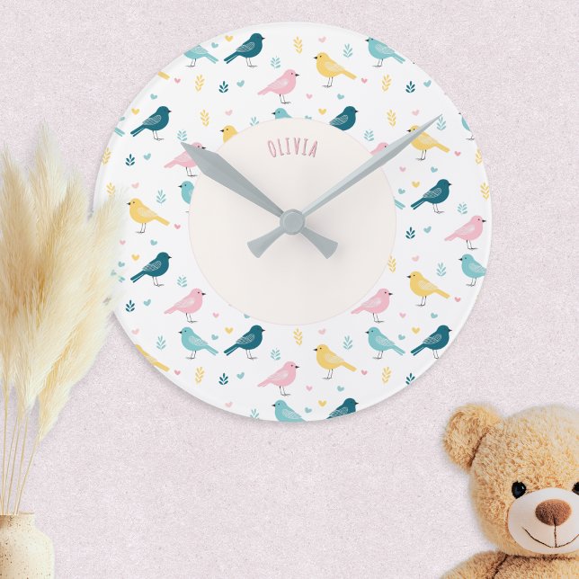 Pastel Scandi Birds Pattern Custom Name Nursery Rund Klocka (A nursery clock with personalized name and pattern of Scandi style birds in pink, yellow and blue)