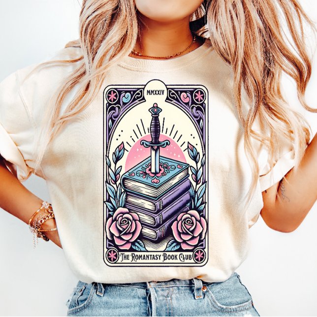 Pastel Tarot Card-kvinnor i Romantasy Bok Klubb T Shirt (Skapare uppladdad)