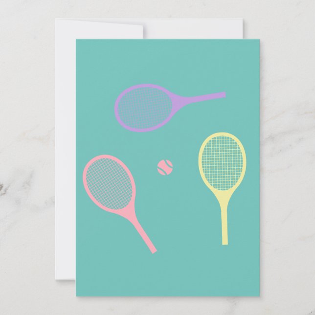 Pastel Tennis Rackets med Tennis Boll på Grönt Inbjudningar (Framsida)
