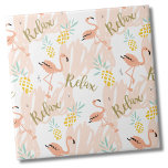 Pastel Tropical Rosa Flamingo Pattern Kakelplatta<br><div class="desc">Den lilla rosan flamingo-utskriften "slappna av" skriven i faux guld-bokstäver tillsammans med söta små ananas av gult. Om du vill använda den här plattan som en liten underlägg eller trivet för en drink eller platta... eller om du vill gå stor med ett köksstölder, eller badplatta, är upp till dig! Gör...</div>