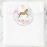 Pastel Unicorn Födelsedagsfest Tack Runt Klistermärke<br><div class="desc">Wow dina gäster med den här födelsedagsfesten för att få en liten enhörning. Utformningen är söt för små flickor, men tillräckligt klassad för tonåringar. Den har en färgstark bakgrund i pastellmolnet, guld-stjärnor och en enhörning av guld/bronze. Molnbakgrunden kan också likna bomullskandy! Den här födelsedagsfesten tack för att du klisterat motsvarar...</div>