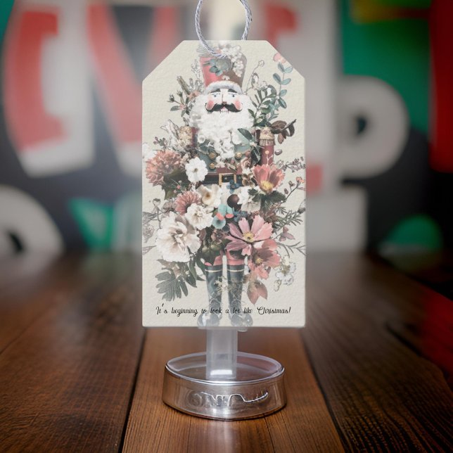 Pastel Watercolor Nutcracker Santa Blommigt Presentetikett (Skapare uppladdad)