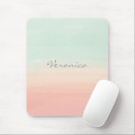 Pastel Watercolor Rand Sea Glass and Peach Namn Musmatta<br><div class="desc">Den här snyggtens anpassningsbar-musmatta har vacker abstrakt vattenfärg rand i pastellskuggor av havsglas och persikokorall. Anpassa det med ditt namn i handskrivet skript. Underbar presentidé.</div>