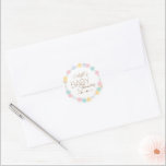 Pastel Winter Wonderland Baby Shower Kuvert Seal Runt Klistermärke<br><div class="desc">Den här pastel Winter Wonderland Baby Shower Kuvert Seal-designen är en betesfärgad plommon för sockerbetor, med en ren, minimalistisk vit bakgrund för svart och guldbrun text med handskrivet skript, som skapar ett enkelt och neutralt modernt stil. Denna klassiska arrangemang är sött förskönad med vackra julgranar av prydnadsföremål, polkagrisar, snöflingor, puff...</div>
