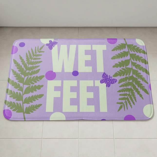 Pastell Lila Söt Natur Badrumsmatta (Soft purple bathmat with large text, green ferns, spotted butterflies and dots.  Cute & pretty.)