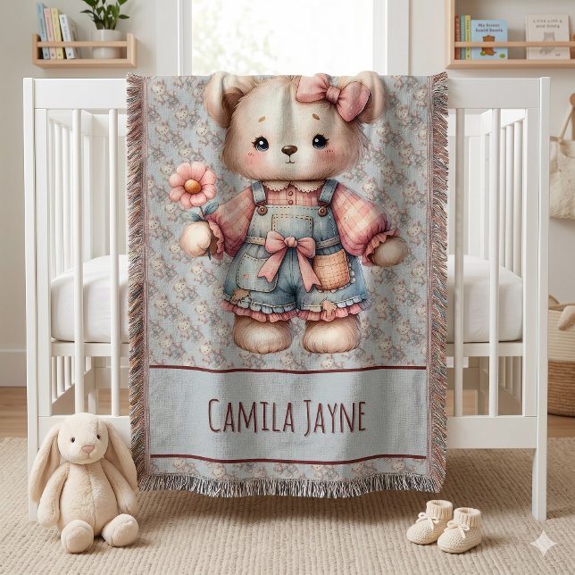 Pastell Nallebjörn som håller blomma iförd overall Filt (Pastel Teddy Bear Holding Flower Wearing Overalls Throw Blanket)