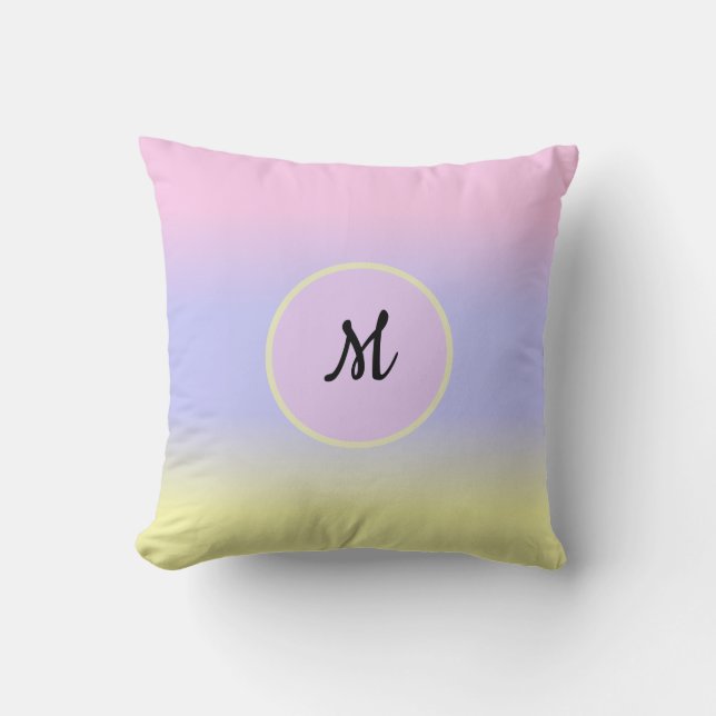 Pastell Rosa Blå och Gul med Monogram Kudde (Framsida)