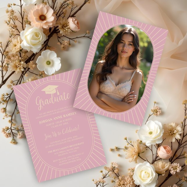 Pastell Rosa Elegant Vintage Ovalformad Examenstec Inbjudningar (Soft Pastel Pink Elegantly Vintage Oval-Shape Graduate Cap Party Invitations Cards with Back Photo.)