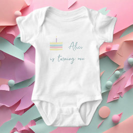 Pastell rosa gula tårta fyller ett år  t shirt