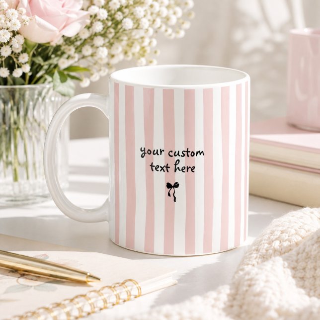 Pastell Rosa Ränder Anpassad Text Coquette Slinga Kaffemugg (Pastel pink and white striped personalized coffee mug with custom text and bow.)