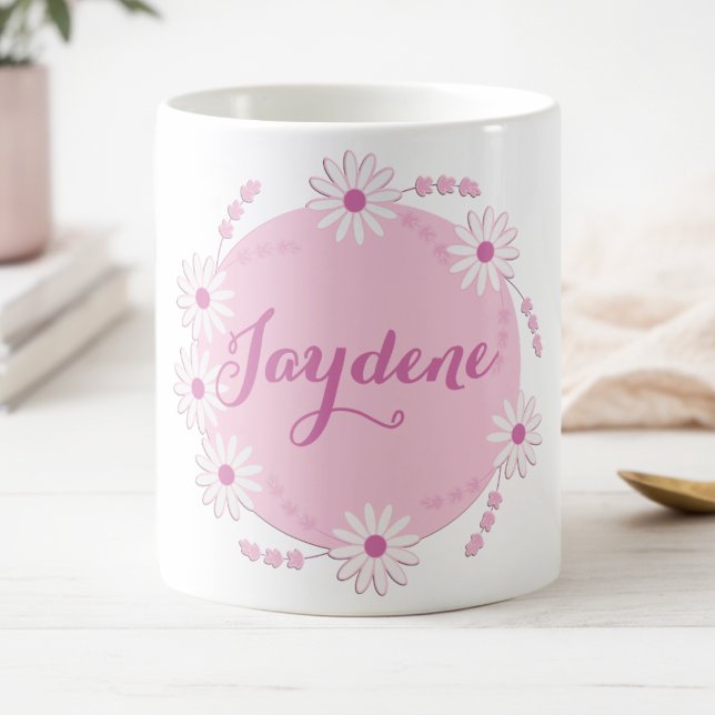 Pastell Rosa Tusenskönas Krans Magisk Mugg (Cute pink wreath made of daisies in shades of blue with a touch of dark pink. Put your name on it.)