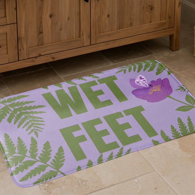 Pastell Violett Fjäril På Blomma & Ormbunkar Badrumsmatta (Soft purple bathmat with bold WET FEET text, green ferns, and spotted butterflies. Cute & fun.)