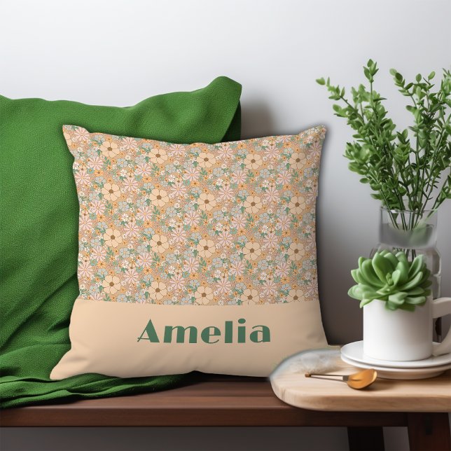 Pastellbeige blommönster namn kudde (Skapare uppladdad)