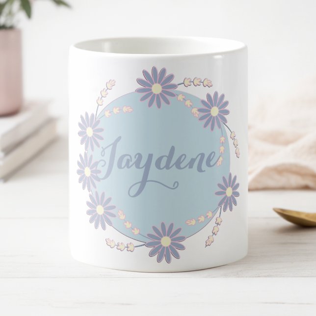 Pastellblå Daisy-krans Magisk Mugg (Cute blue wreath made of daisies in shades of blue with a touch of yellow. Put your name on it.)