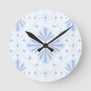 Pastellblå geometrisk blomsterupprepning mönster rund klocka