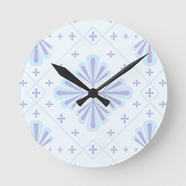 Pastellblå geometrisk blomsterupprepning mönster rund klocka (Framsida)