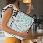 Pastellfärgad grenar lila och grönt laptop fodral<br><div class="desc">Söt och Trendigets lila och gröntens bladverk. Den botaniska illustrationen av mönster i kute och vattenfärg med lila och grönt pastel grenar.</div>
