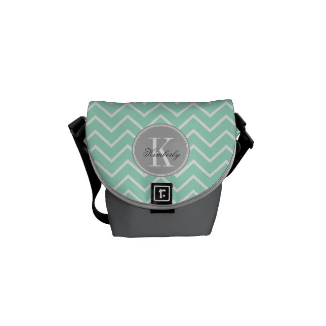 Pastellfärgad Mintsparre med den gråa monogramen Messenger Bag (Framsidan)