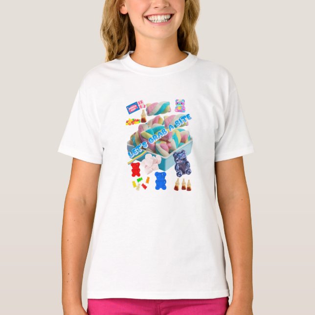 Pastellfärgad T-shirt med godis-kollage (Framsida)