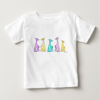 Pastellfärgade babygiraff i en robabyT-tröja Tee