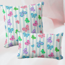 Pastellfärgade fjärilar på blå-vitrandig bakgrund