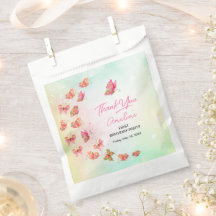 Pastellfärgade fjärilspåse för babyflickans födels